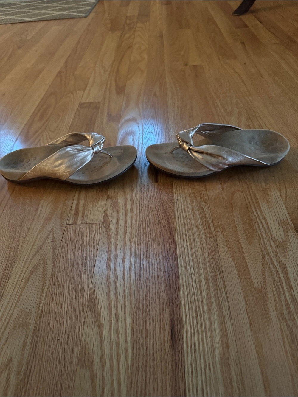 Vionic Pippa Metallic Rose Gold Knotted Thong Sandals, size 7.5 - Picture 3 of 6